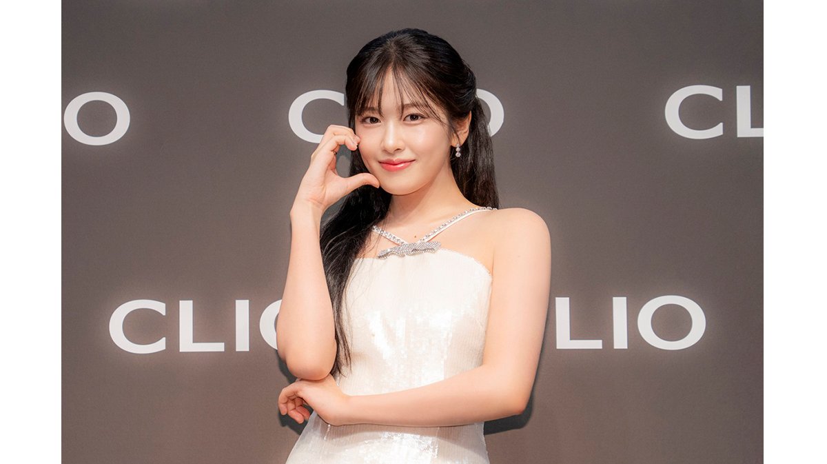IVE アン・ユジン、ナチュラルメイク＆白ワンピで美脚披露！最近覚えた